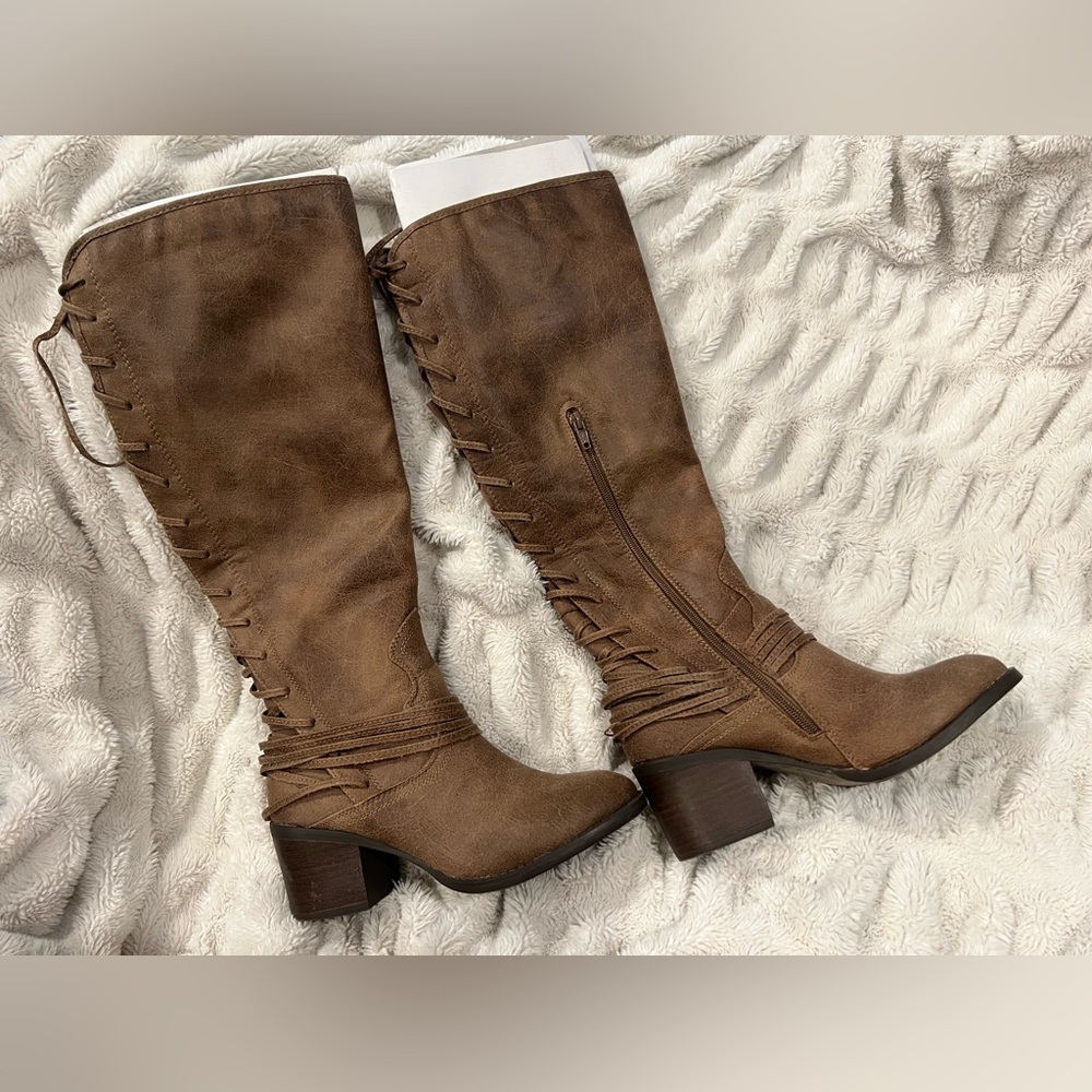 Size 6 High brown lace up back Candies brand boots